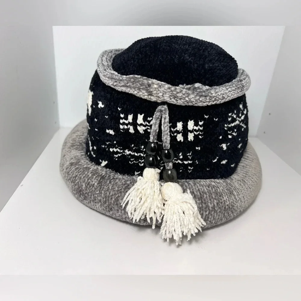 Ouisha,S, 100% viscose Chenille moonlight winter‘s horse‎ scenery beaded tassel.